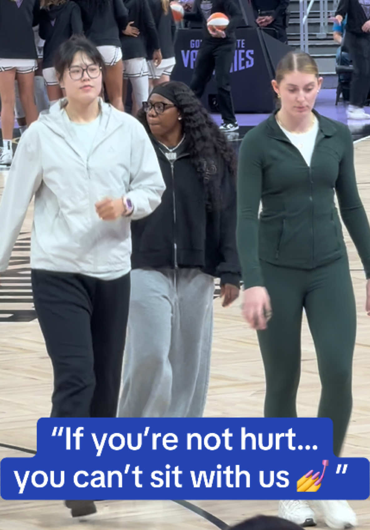 Arike and her bodyguards. No butt pillow in sight #wings #WNBA  #womensbasketball #arikeogunbowale  @Arike Ogunbowale @yueru #geiselsoder @Dallas Wings 