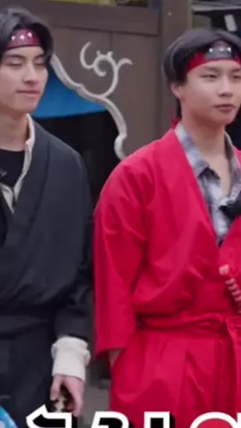 จั๋งมีแมวตามออกมาจากบ้านแมวด้วยหรอ แมวใส่ชุดนินจาสีดำอ่ะ ยืนอยู่ข้างๆ #เอเออชิรกรณ์ #จั๋งเอเอ #จั๋งธีร์ #jungaa 