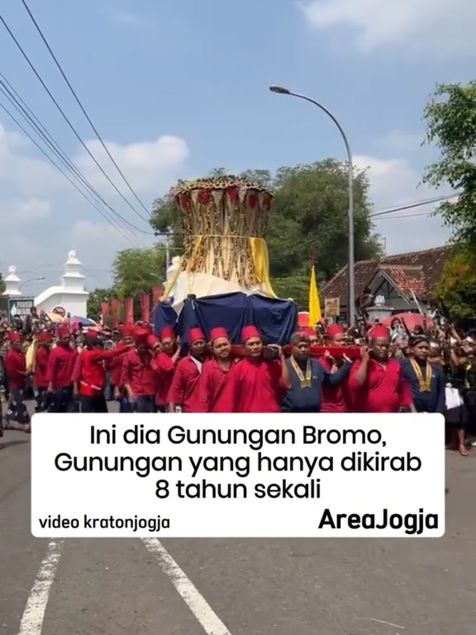 Penampakan Gunungan Bromo, gunungan yang hanya dikirab 8 tahun sekali saat Garebeg Mulud Tahun Dal.  Tidak seperti tujuh gunungan lainnya yang dibagikan kepada masyarakat, Gunungan Bromo setelah didoakan di Masjid Gedhe Kauman akan dibawa kembali ke Kraton Jogja untuk dihaturkan kepada Sri Sultan Hamengku Buwono X, Keluarga dan Abdi Dalem. 