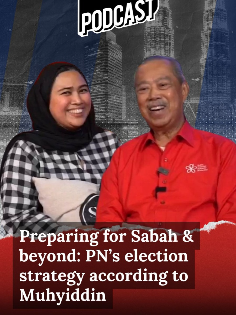 Preparing for Sabah & beyond: PN’s election strategy according to Muhyiddin  Former Prime Minister and Perikatan Nasional (PN) Chairman Tan Sri Muhyiddin Yassin addresses speculation that the next general election could be held concurrently with state polls. He says while the decision lies with the Prime Minister, Perikatan Nasional must always be on standby - preparing strategies, manifestos and strong candidates including youth voices to represent the rakyat. From Sabah to Sarawak and Johor, Muhyiddin stresses that PN is gearing up to contest and to offer Malaysians a government they can trust. Watch the full conversation now on Sinar Daily's Top News Podcast. #TopNewsPodcast #MuhyiddinYassin #Bersatu #PerikatanNasional #MalaysiaPolitics #GE16 #SabahElection #SarawakPolitics #PNStrategy #SinarDaily