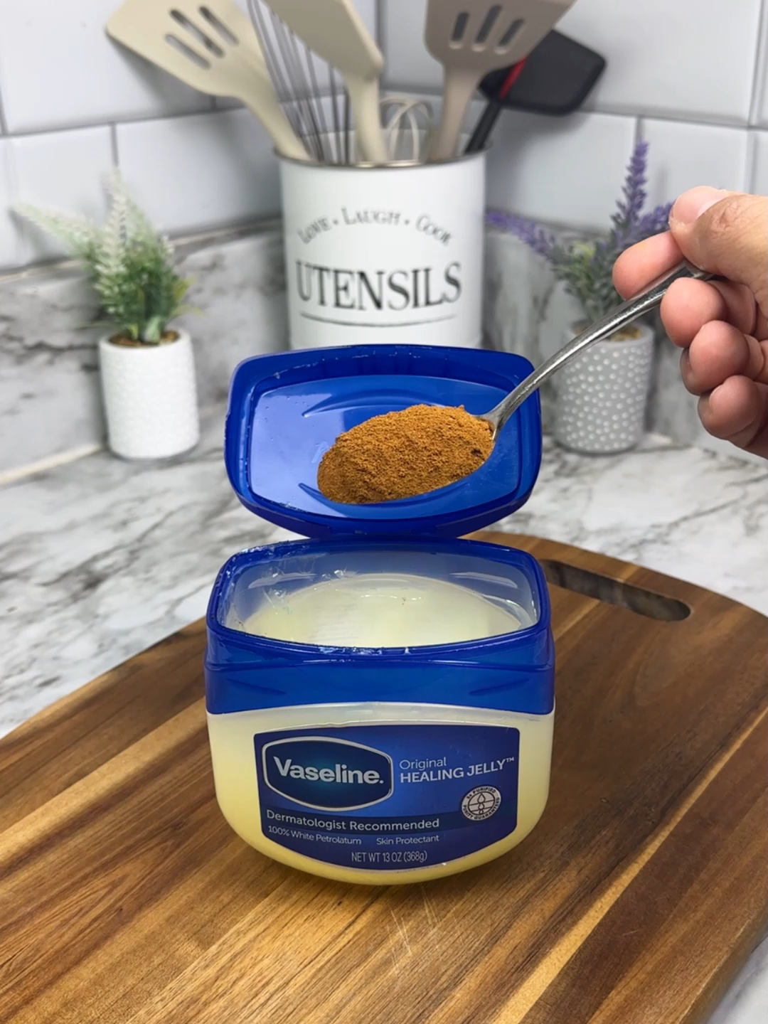 Just mix Vaseline with cinnamon and you'll be amazed! #vaseline #beautyhacks #skincaretips