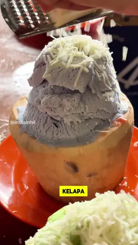 🍨✨ Menu Baru Viral di Queen Cafe Rumbai! ✨🍨 Es Krim Kelapa sekarang hadir dengan 5 varian rasa spesial: Vanilla, Coklat, Durian, Alpukat, dan yang terbaru TARO! 💜 Segar, creamy, dan penuh potongan buah asli yang bikin ketagihan 🤤 🍴 Jangan lupa juga cobain menu andalan: 🔥 Seafood Tumpah 🔥 Sop Tunjang 🔥 Ayam Bakar Satu Ekor Plus minuman favorit: Pokat Kocok Es Krim Vanilla yang selalu jadi incaran! 🥑🍦 📍 Lokasi: Queen Cafe Seafood, Rumbai Yuk buruan cobain sebelum kehabisan varian baru ini!
