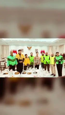Riska Amelia (29), pengendara ojek online, berhasil meraih penghasilan hingga Rp 10 juta per bulan. Ia rutin bekerja sejak subuh hingga malam dengan menyelesaikan 40–50 orderan per hari dan mengambil semua jenis layanan yang tersedia. Hidup sebatang kara tanpa orang tua membuatnya bekerja lebih keras, namun hasil jerih payahnya mampu menopang kehidupan hingga membeli ponsel mewah seharga belasan juta rupiah.