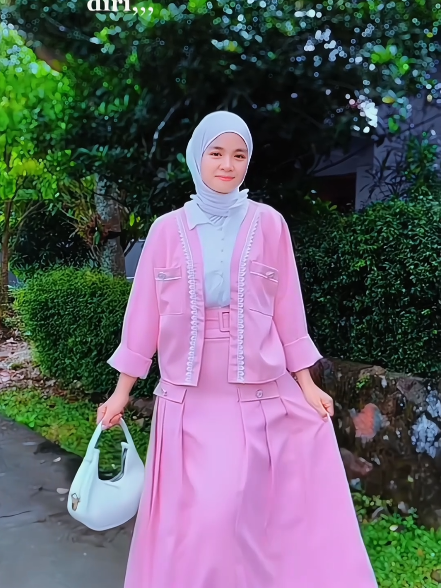 OOTD simple tapi anggun 💕 One set ini bikin makin percaya diri kemana pun! Cocok buat kerja, jalan, bahkan kondangan 😍 Stok terbatas yaa bestie, jangan sampe kehabisan ✨” #OOTDHijab #SetelanMuslimah #HijabStyle #HijabFashion #OOTDKece 