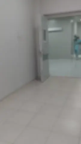 Bnyk yg nanya kok bisa sterofoam masuk telinga ,kok bisa mainan sterofoam ?.. Jd gini guys .. Awal ceritanya ,posisi kita lg di bahar di rumah mbahnya ,jd pas tgl 1 september habis isya aku minta anter suami untuk cari barang ,nah barang yg aku cari gak dapet ,tp anakku liat sesuatu yg bikin dia minta beli ,dia minta beli baju spiderman yg ada topengnya ,tapi gak kita beliin .. Kenapa gak di beliin aja ? ,karena sizenya bener2 besar ,untuk anak usia 6th ,sedangkan anak aku ni blm ada separonya 6th ,udh pasti kegedean ,jd aku sm suami inisiatif nyari mainan topeng di tempat lain .. Nah .. tapi guys ,ternyata topengnya gak dapet ,dan dia milih beli slime ,yaudah aku beli aja ,aku gak kepikiran yg gimana gimana ,karena bukan pertama kalinya beli slime Singkatnya ,kita udh pulang ,dan dia lagi mainan slime ,jam setengah 11 malem aku inget blm beli susu dia ,jd aku tinggal dia kebetulan mbah utinya blm tdr .. aku pergi cari susu ,ayahnya lg bongkar motor .. Aku pulang beli susu jam 11 lewat ,lama amat .. Soalnya belinya jauh ,ke unit 1 .. Aku baru pulang ,duduk bentar ,mamaku bilang 