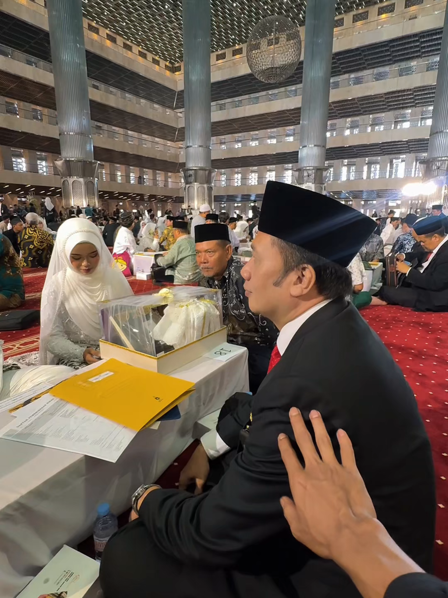Potret 100 pasangan pengantin menikah serentak di Masjid terbesar di Asia Tenggara❤️ Trend SORE #wedding #nikah #fyp #nikahmasal #sore 