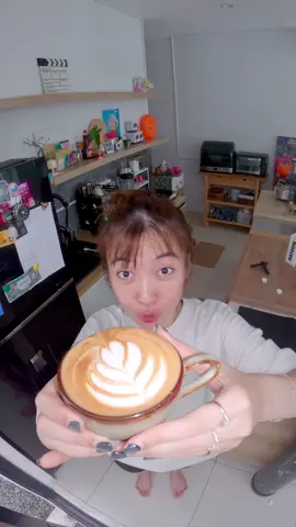 Tadi pagi nyobain gopro hero 13, ini hasilnya pake settingan : 4k 30 10bit Iso max 800 Auto shutter Sharpness low Wide Flat Anyway nyobain beans dari @Hands Coffee Roaster punyanya @Muhammad Aga yg chiroso cherry 🍒ENAK BGT!