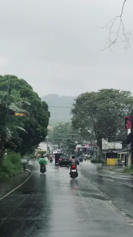 Cukup samarinda aja yg turun air hujan , air mata kalian jangan  #samarinda #mentahan #fyp #mentahanlirik #lirikvideo 