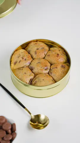 Your favorite cookies, now baked inside a golden tin. Because one cookie is never enough. ✨ Available in irresistible flavors: 🍪 Daily Classic 🍫 Kinder 🌰 Nutella 🥜 Pistachio 🍯 Caramelized White Chocolate — filled with rich chocolate cookie dough 📍 Available now at Dubai Mall or order online today. 