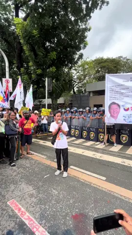 SIGAW NG GALIT NA MAMAMAYAN: SINGILIN ANG MGA MAPANG-ABUSO SA KAPANGYARIHAN! BINAHA NG MGA PANAWAGAN ang labas ng House of Representatives ng mga galit na galit na mamamayang pinagsasamantalahan! Sa lantarang anomalya at pagnanakaw ng mga pulitiko mula sa kaban ng bayan, nagpupuyos sa galit ang taumbayan! Hindi lang pera ang ninakaw ng mga pulitiko at kasabwat na malalaking negosyante—BUHAY AT KABUHAYAN ANG NINAKAW sa mga pamilyang sinalanta ng bagyo! Ngunit ang naging sagot ng estado—ang PNP na dapat ay naglilingkod sa mamamayan ay KARAHASAN, PASISMO, AT PAGPAPAKATUTA! MARAHAS na tinangkang damputin ng mga pulis ang mga mamamayang lumahok sa pagkilos. Ginamit ng kapulisan ang mga shield at baton laban sa mga mamamayang nagpapasahod at nagpopondo sa kanilang mga kagamitan! Pinatunayan muli ng PNP na ang kanilang pinaglilingkuran ay ang mga magnanakaw at mapang-abusong nagpapanatili sa sistemang bulok at mapagsamantala. Dulot ng pasismo ng estado ay nagkaroon ng sapilitang dispersal upang hindi na lumala ang karahasan ng kapulisan. Ngunit malinaw: pasismo ang sagot ng estado sa makatarungang pagpapakita ng galit ng masa! Hindi ito bago—mula Marcos Sr. hanggang Marcos Jr., paulit-ulit ang pandarambong at panlilinlang! Ang mga Duterte, kasabwat sa patuloy na paghahari ng iilan, ay lumalakad pa rin nang walang pananagutan. Hanggang kailan magtitiis ang bayan? Kaya’t tungkulin ng mga artista ng bayan, manggagawa, magsasaka, kabataan at lahat ng sektor na kumilos at singilin ang mga mapang-abusong naghahari. Hindi ito laban ng iilan—ito ay laban ng sambayanan! PANAWAGAN NG MAMAMAYAN: Ibalik ang pondo sa mamamayan, hindi sa bulsa ng nasa kapangyarihan! Tugunan ang mga pangangailangan ng naghihikahos na mamamayan! Panagutin ang mga pulitikong sangkot sa pandarambong at kanilang mga kasabwat na negosyante! Itigil ang pasismo, PNP maglingkod sa bayan hindi sa mayaman at dayuhan! Itigil ang red-tagging—NTF-ELCAC buwagin! Serbisyo sa tao, huwag gawing negosyo! MARCOS SINGILIN, DUTERTE PANAGUTIN! ARTISTA NG BAYAN, MAKIISA AT SUMANDIG SA APING MAMAMAYAN! #MarcosSingilinDutertePanagutin #KorapIkulong #SerbisyoSaTaoHuwagGawingNegosyo #DPWHPalpak 