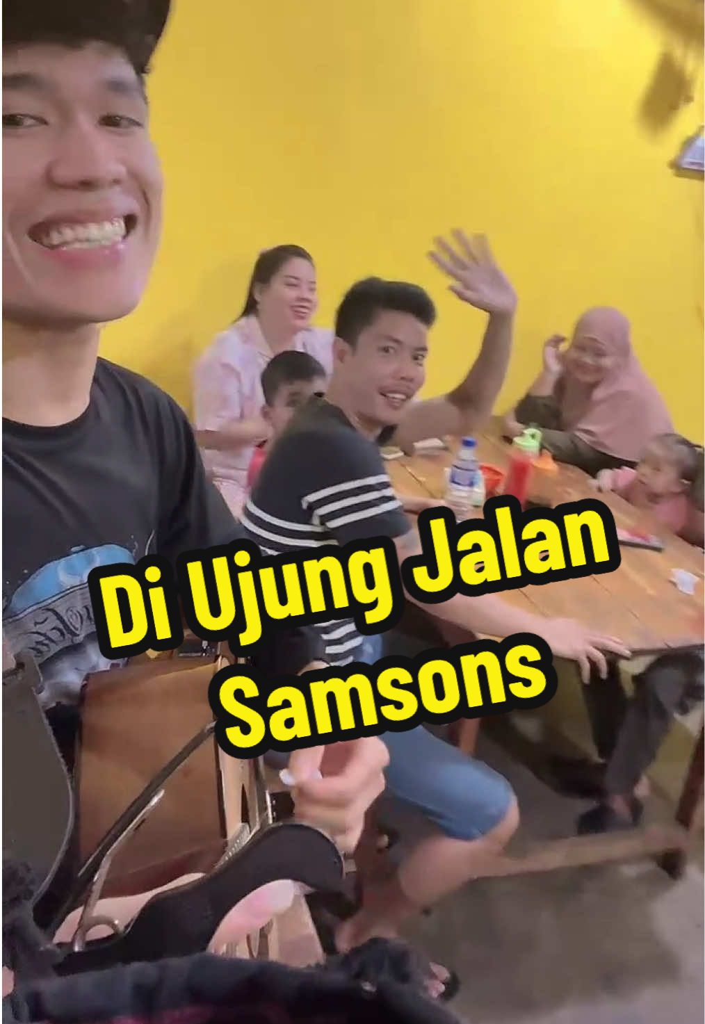 Di Ujung Jalan. ~ Samsons #diujungjalan #samsons #lagugalau #galaubrutal #pengamen 