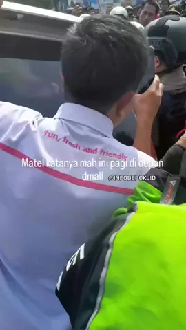 Seorang pria yang diduga matel diamankan warga di Jalan Margonda di depan D’Mall Depok, pada Jumat (5/9) sekitar pukul 09.42 WIB. Setelah diamankan warga, pria tersebut kemudian diserahkan kepada pihak kepolisian yang datang ke lokasi untuk menghindari amukan massa. #infodepok 