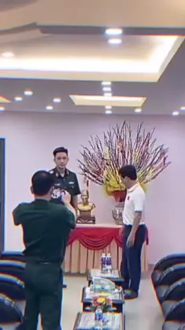 anh đứng chụp ảnh thấy tượng Bác đằng sau nên đứng dịch qua chỗ khác, còn cúi người lễ phép khi đi qua. #lehoanghiep 