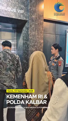 Pontianak – Direktorat Jenderal Pelayanan dan Kepatuhan HAM Kementerian HAM RI bersama Kantor Wilayah Kementerian HAM Kalimantan Tengah – Wilayah Kerja Kalimantan Barat melaksanakan monitoring dan koordinasi dengan Kepolisian Daerah (Polda) Kalimantan Barat, Kamis (4/9/2025), bertempat di Lounge Presisi Polda Kalbar. Kegiatan ini menindaklanjuti Surat Dirjen Pelayanan dan Kepatuhan HAM mengenai pemantauan pemenuhan HAM pada program strategis, isu strategis, serta dinamika pasca aksi massa yang berlangsung di Kalimantan Barat sejak akhir Agustus 2025. Kapolda Kalimantan Barat, Irjen Pol. Pipit Rismanto, S.I.K., M.H., dalam paparannya menyampaikan bahwa situasi aksi massa di Pontianak relatif kondusif. Polda, kata dia, menerapkan pola pengamanan beretika, preventif, serta represif berbasis hukum dengan mengedepankan prinsip ultimum remedium. “Aksi yang murni menyampaikan pendapat akan tetap dikawal dan dilindungi. Kami menjalin komunikasi langsung dengan mahasiswa sejak awal agar dapat membedakan peserta aksi dengan pihak penyusup,” ujar Kapolda. Ia menambahkan, penanganan aksi dilakukan dengan pendekatan humanis, antara lain dengan mengembalikan sebagian peserta kepada orang tua, pembinaan melalui KPAD, hingga proses hukum bagi pelanggar. Data menunjukkan empat warga sipil mendapat perawatan medis, sementara 22 personel polisi mengalami luka ringan hingga sedang. Tidak terdapat korban akibat peluru karet. Dalam pertemuan tersebut, hadir pula Dr. Maneger Nasution, mantan Komisioner Komnas HAM dan LPSK, yang ditugaskan KemenHAM RI sebagai pakar pendamping. Ia menegaskan pentingnya laporan akurat terkait dinamika HAM di Kalimantan Barat. “Presiden telah memberikan amanah khusus kepada Menteri HAM untuk mengawal isu HAM di tingkat nasional maupun internasional. Indonesia juga akan menjadi pembicara di PBB terkait HAM, sehingga laporan dari daerah harus lengkap dan terpercaya,” jelas Maneger. Sementara itu, Kasubdit Pengelolaan Pengaduan HAM KemenHAM RI, Vella Okta Rini, menyoroti adanya informasi dugaan korban luka akibat peluru karet yang banyak beredar di media. Ia menekankan perlunya klarifikasi langsung dari pihak aparat maupun korban agar informasi tidak simpang siur. Koordinator Wilayah Kerja KemenHAM Kalbar, Arifian, menambahkan bahwa selama pemantauan sejak 1 September 2025, aksi massa berlangsung kondusif. Bahkan, Gubernur Kalbar, Kapolda, dan DPRD turut hadir menemui massa sebagai bentuk tanggapan langsung terhadap aspirasi mahasiswa. Pertemuan ini menegaskan bahwa komunikasi dan koordinasi antara aparat kepolisian, mahasiswa, serta pemangku kepentingan menjadi kunci dalam menjaga kondusivitas. Kementerian HAM RI menekankan pentingnya sinergi berkelanjutan antara aparat, pemerintah daerah, lembaga pendidikan, dan tokoh masyarakat dalam memastikan perlindungan hak asasi, sekaligus mencegah keterlibatan anak-anak maupun pihak eksternal dalam aksi massa. @kemen_ham @natalius_pigai @kemenham_kalteng @kemenkumkalbar #hakasasimanusia #kemenham #nataliuspigai #kemenhamkalbar #kemenhamkalteng