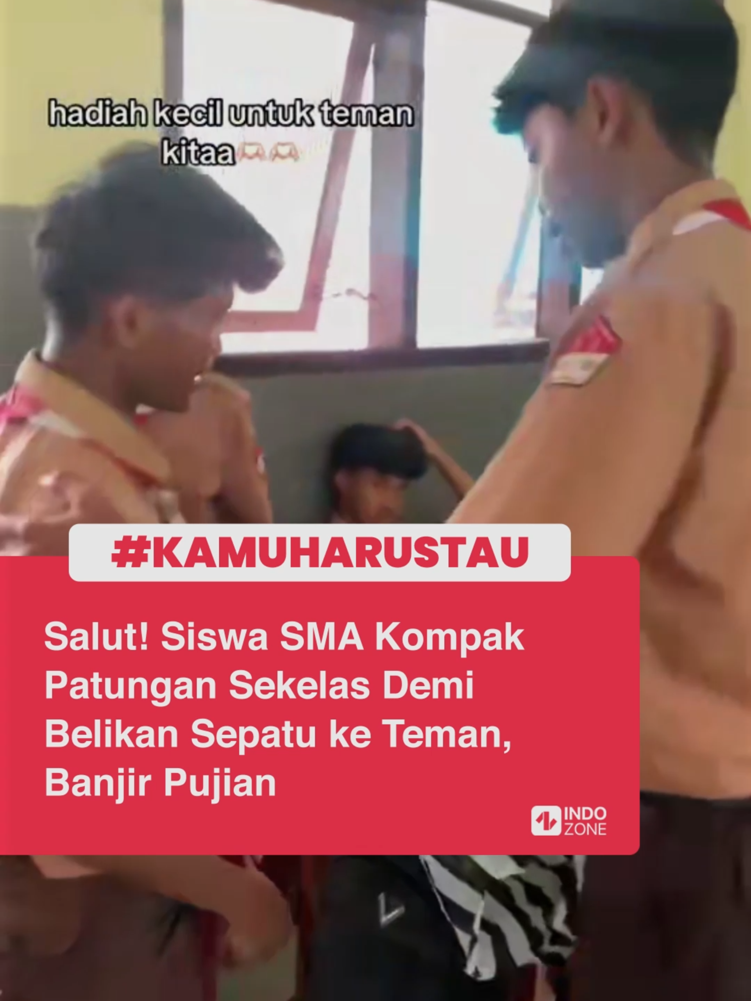 Aksi solidaritas yang ditunjukkan sekelompok siswa Sekolah Menengah Atas (SMA) ini sukses bikin warganet terharu. Terlihat pada unggahan yang dibagikan oleh akun TikTok twelve2reign, para siswa kompak patungan uang untuk membelikan sepatu ke salah seorang siswa. Momen pemberian hadiah pun berlangsung haru. Wajah sumringah tak bisa disembunyikan oleh si penerima yang langsung excited menggunakan sepatu barunya. Keren banget! Video: TikTok/twelve2reign [Baca berita dan informasi menarik lainnya hanya di www.indozone.id]