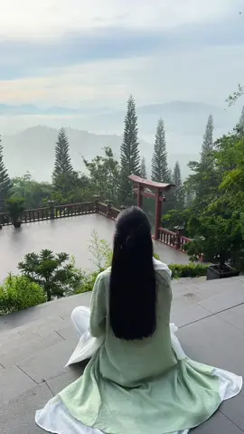 Có những chuyện....Chỉ nên hiểu, không nên nói...Đến một độ tuổi nào đó, người ta tự nhiên im lặng hơn.Không phải vì không còn điều gì để nói.Mà là có quá nhiều điều... nói ra cũng chẳng để làm gì.Vì hiểu - là để sống cho đúng.Còn nói - đôi khi chỉ để chứng minh mình đúng.Nhưng chứng minh để làm gì, khi người ta chưa chắc đã muốn nghe?Cuộc đời không thiếu những người thích giành phân đúng,Nhưng lại rất hiếm người chịu đặt mình vào vị trí người khác để hiếu.Nói ra chỉ khiến người khác chạm tự ái, rồi buồn lòng, rồi xa nhau.Có những tình cảm, thoạt nhìn tưởng chân thànhNhưng hiểu rồi mới biết: có điều kiện, có giới hạn.Có những con người, ban đầu tiếp xúc thấy rất tốt,Nhưng càng hiểu sâu lại càng thấy - nên giữ một khoảng cách.Hiểu - để tỉnh.Im lặng - để không làm tổn thương.Và đôi khi, để giữ lại chút tình cảm cuối cùng, dù ít ỏi.Chúng ta không cần phải nói hết ra.Không cần lúc nào cũng 