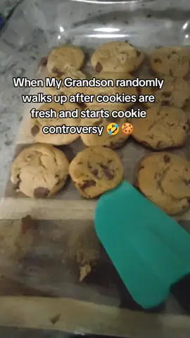 How to enter a room smelling fresh baked cookies to visually see cookies are chocolate chip and ask if I made red velvet cookies..The cookie controversy begins.. Y'all know I have to make them next! #creatorsearchinsights #cookie #funny 
