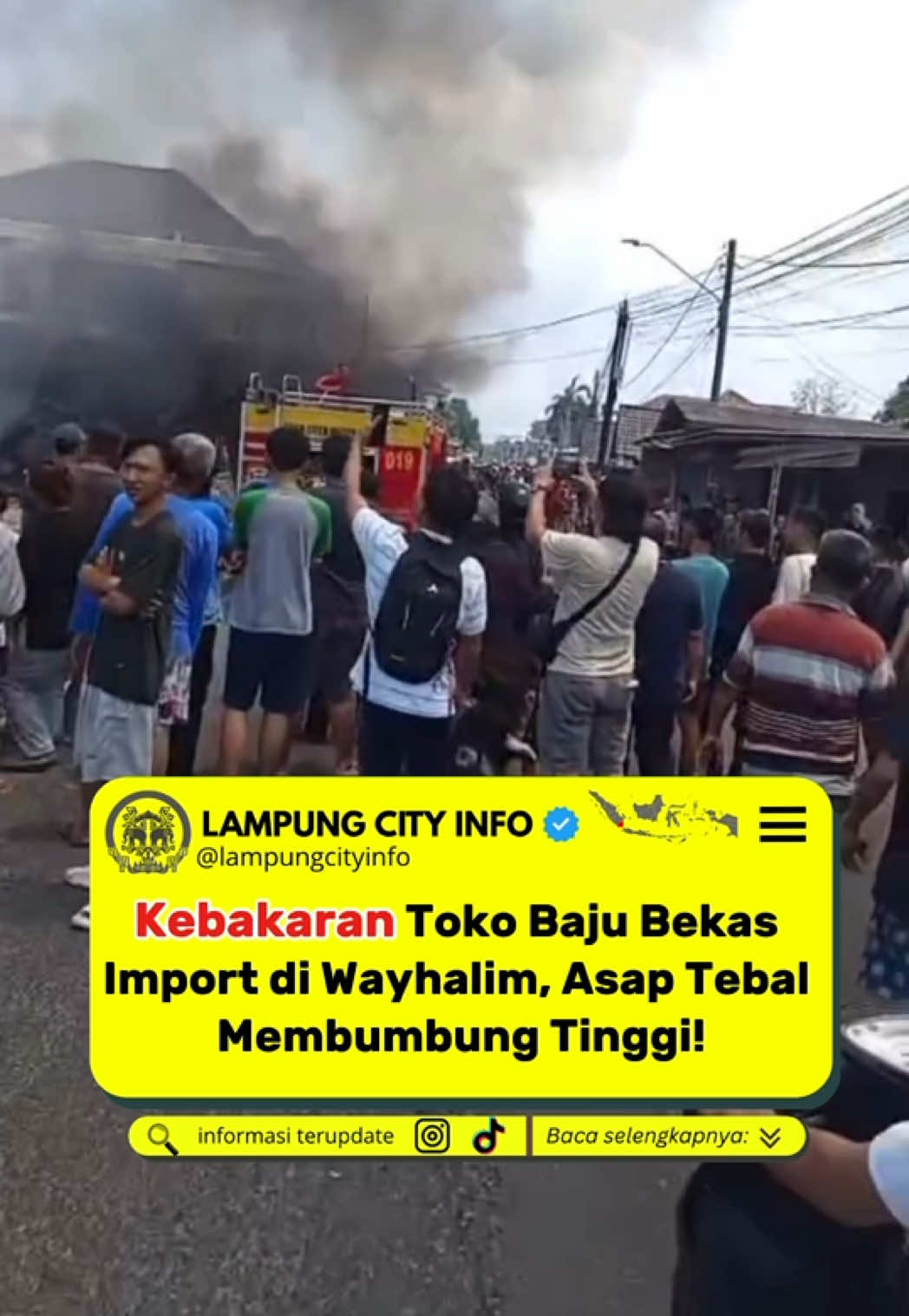 Siang ini, Kamis (5/9/2025), sebuah toko baju bekas import di daerah Wayhalim, Bandar Lampung dilalap si jago merah. Asap hitam pekat terlihat membumbung tinggi ke udara dan membuat warga sekitar panik. Hingga saat ini, belum diketahui penyebab pasti kebakaran tersebut. Tim pemadam kebakaran sudah dikerahkan ke lokasi untuk memadamkan api. Beruntung, kejadian ini cepat ditangani sehingga tidak merembet ke bangunan sekitar. Namun kerugian material ditaksir cukup besar. 📌 Sc: Yunita Sari (Facebook) 👉 Ikuti terus @lampungcityinfo untuk update info terbaru, tercepat, dan terpercaya seputar Lampung. Jangan sampai ketinggalan kabar penting di sekitar kita! #Lampung #BandarLampung #Wayhalim #InfoLampung #LampungTerkini     