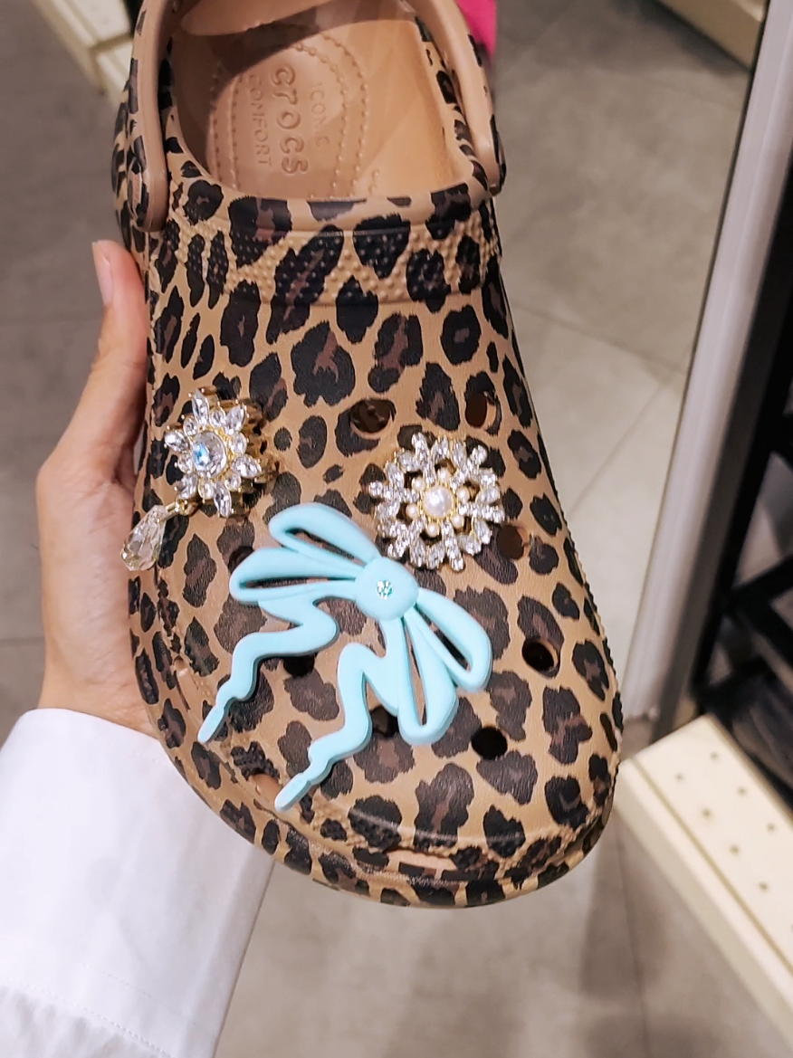 🚩🐅น้องเสือดาว พร้อมเดินทางจ้า!! สอบถามข้อมูลเพิ่มเติมได้ทาง👇👇 📍Line: rubhiw_byphat 📍IG: @rubhiw_byphat ☀️พัฒน์หิ้วจริงส่งจริงส่งไวครับ🙋🛍️🚚 ☀️พัฒน์รับหิ้วไม่มีขั้นต่ำนะครับ  ปล.ร้านนี้ตอบเร็วมากๆ สอบถามได้นะงับ ➖➖➖➖➖➖➖➖➖➖➖➖➖ #crocs #leopardprint #platformshoes #platformcrocs #crocsgang 