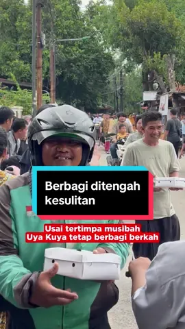 Udah tertimpa musibah masih tetap membantu sesama. Rispek #jumatberkah #jumatberbagi #Uyakuya #berbagi #orangbaik 