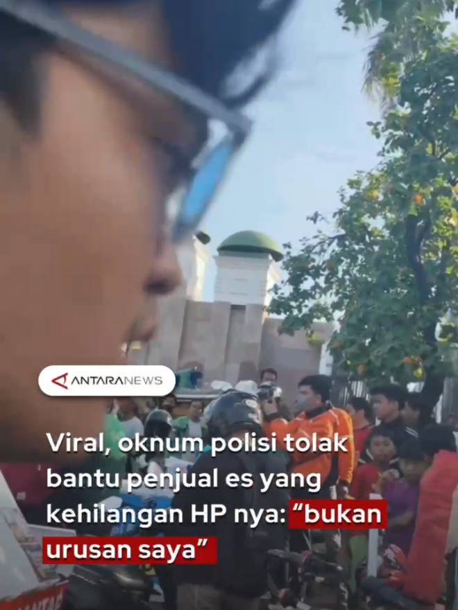 Sebuah video viral memperlihatkan respons seorang polisi menolak membantu penjual es yang kehilangan telepon genggam di depan Gedung DPR RI, Selasa (2/9). Dalam rekaman yang diunggah akun tiktok @elang9890, polisi tersebut terdengar mengatakan 
