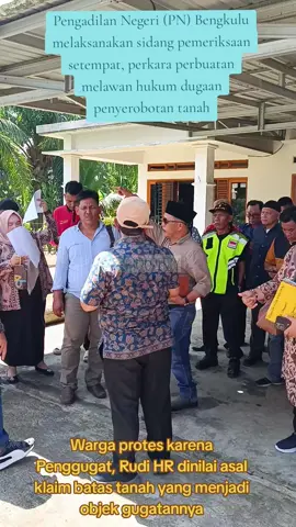 Dalam persidangan dengan agenda pemeriksaan setempat yang dipimpin Hakim Pengadilan Negeri (PN) Bengkulu, Edi Sanjaya Lase atas gugatan perdata umum dengan nomor pokok perkara 13/Pdt.G/2025/PN Bgl pada Kamis (4/9/2025), warga yang tak termasuk sebagai tergugat melayangkan protes.  Protes tersebut setelah Penggugat, Rudi HR mengklaim batas tanah miliknya yang menjadi objek gugatan, yang berada di wilayah RT/RW. 59/04 Kelurahan Betungan Kecamatan Selebar Kota  Bengkulu. #perdataumum  #tanah  #pnbengkulu  #hakim  #warga62 