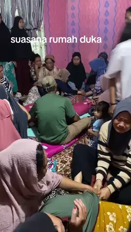 ya Allah orang tua mana yang kuat melihat anak nya terbaring kaku ,meninggal dengan cara tragis seperti ini..🥹 tidak usah kasi ampun itu pelaku mau di bawa umur ,mau orang gila atau pun apa itu.. terlalu sadis cara nya ,anak anak mau pergi mengaji dy pergi bunuh 😡 semoga Allah memberikan kekuatan  & kesabaran untuk orang tua & keluarganya.. alfatiha untuk mu nak #pembunuhananak10tahun #pembunuhansadis 