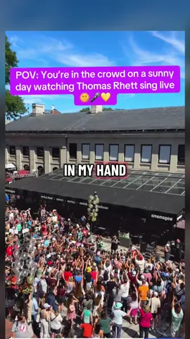 Golden hour hits different when Thomas Rhett is singing live ✨ Pure chills and sunshine vibes 🌞😍 #ThomasRhett #CountryMusic #ConcertVibes #LivePerformance #CountryStar