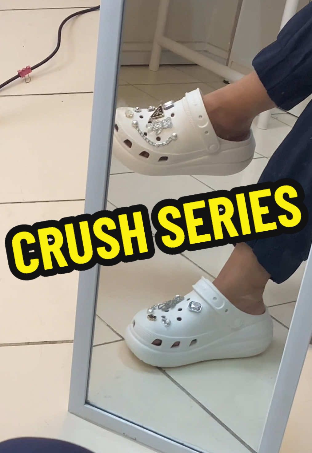 Secakep ini masa ga ambillll!!!! Jangan lupa join live yahhhh!! #premium #crocs #sandalkekinian 