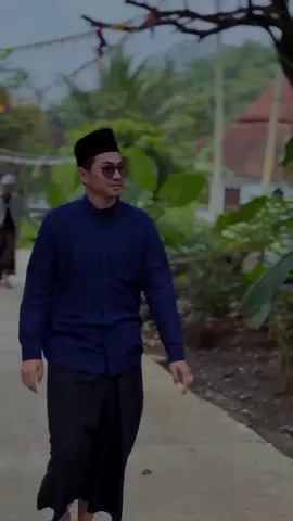 #CapCut Hanyalah dunia , apapun itu akan segera berlalu , maka tak perlu berlebihan , yang harus kamu lebihkan hanyalah rasa syukurmu #fyp #arabicsongs #sarungan #4u 