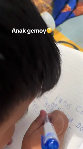 Anak kecil usia 4tahun belajar menulis 🤏🏽😅 #gemoy  #lucubanget 