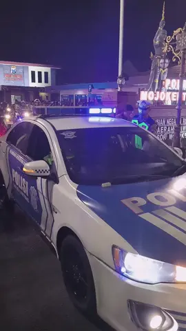 POLRESTA, KODIM, dan Satpol PP bersama FORKOPIMDA Kota Mojokerto melaksanakan Patroli Skala Besar sebagai langkah nyata menjaga situasi keamanan dan ketertiban masyarakat. Patroli ini dilakukan untuk mengantisipasi potensi gangguan kamtibmas, termasuk mencegah terjadinya aksi anarkis dalam unjuk rasa, serta memberikan rasa aman dan nyaman bagi masyarakat. Melalui sinergi seluruh unsur keamanan bersama pemerintah daerah, diharapkan Kota Mojokerto tetap kondusif, aman, dan damai, sehingga aktivitas masyarakat dapat berjalan dengan tenang. #caksandi #wakilwalikota #kotamojokerto