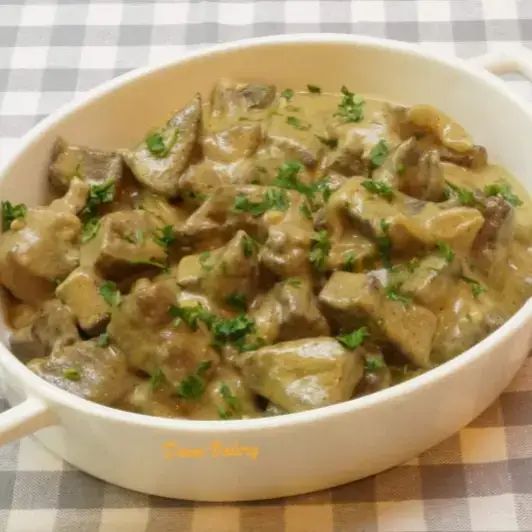 Ficat de porc în sos de smântână cu muștar, ceapă și usturoi. Ingredientele si modul de preparare îl găsiți pe Blog accesând link-ul de la profil la categoria Porc.  #retete #porc #fyp #timisoara 
