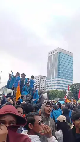 Hari ini, 5/9/25, mahasiswa turun ke jalan menyuarakan aspirasi dengan aksi damai. Tanpa kericuhan, mereka menyampaikan tuntutan secara tertib dan teratur. Aksi damai ini menjadi pengingat bahwa menyampaikan pendapat di muka umum adalah hak demokratis rakyat. Mari tetap tenang, jangan terprovokasi, dan jaga aksi tetap tertib agar suara kita semakin kuat. Menolak lupa. Suara mahasiswa adalah suara perubahan. #AksiDamai #MahasiswaBergerak #MenolakLupa #Indonesia