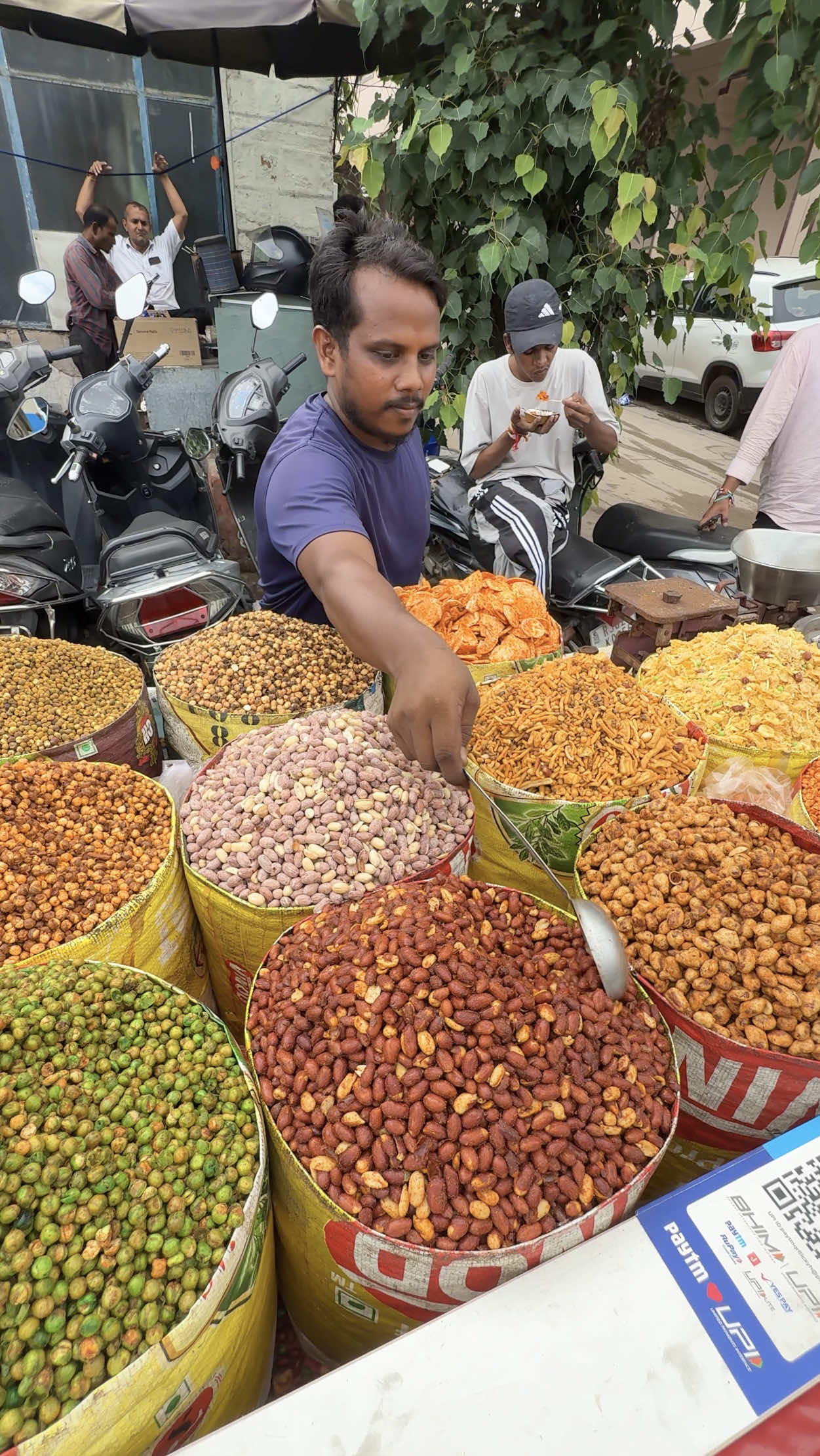 He Sells Most Completed Indian Snacks 🔍 Business name  Indian Snacks 📍Address Jaipur, India  💵 Price 100 Rupee/$ 1.15 USD