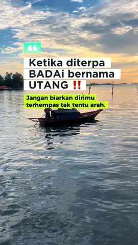 Ya Allah… Kadang aku nggak ngerti kenapa hidupku harus seberat ini. Aku cuma ingin bertahan hidup, aku cuma ingin menolong orang yang kusayang, tapi niat baikku malah berbalik jadi badai yang menenggelamkan aku. Rasanya aku seperti bahtera kecil yang terombang-ambing di tengah lautan luas. Ombak datang silih berganti, gelombang utang menabrak dari segala arah. Dan aku… lelah. Aku bahkan takut, jangan-jangan kapalku karam sebelum sempat berlabuh. Ya Allah, aku tahu, badai ini bukan tanpa maksud. Engkau tidak pernah salah menaruh ujian. Mungkin Engkau ingin aku berhenti berharap pada manusia, dan hanya berpegang erat pada Tali-Mu. Mungkin Engkau ingin aku belajar sabar— sabar menahan air mata, sabar menahan rasa malu, sabar menahan sesak karena dihantam gelombang tanpa henti. Dan meski hatiku sering hancur, aku tetap percaya… Tidak ada badai yang Engkau izinkan, kecuali ada pelabuhan indah yang sedang Engkau siapkan. Ya Allah, kalau memang bahteraku harus remuk, biarlah remuk di tangan-Mu, asal Engkau yang tuntun aku membangunnya kembali— dengan layar yang lebih kuat, dengan hati yang lebih ikhlas, dengan arah yang lebih dekat menuju-Mu. 👉 Buat kamu yang juga lagi merasa ditelan badai, klik link di bio atau DM untuk mendapatkan workbook nya biar ada pegangan kecil di perjalananmu.