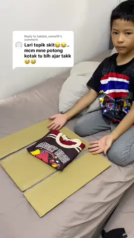 Replying to @takdok_name10 ✨Part 2 | Aaron nak ajar cara lipat baju seawal 9tahun pun boleh ikut.  Cari je kotak kat pasaraya ori kedai aceh. Kotak ni Aaron minta sendiri kat pakcik bangla yg guard kedai tu. Mula2 mcm segan nak minta tapi Aaron try jugak. Lepas ni nak tutorial apa ye🧐 #tutoriallipatbaju #lipatbaju #gamelipatbaju 