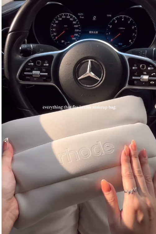 What’s in my makeup bag?🥰#rhode #hailybieber #rhodeskin #makeup #makeupbag 