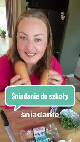 🥪 Zróbcie ze mną śniadanie do szkoły na 3 sposoby! Na pewno nie potraficie… a ja wam dzisiaj pokażę 👩‍🍳 Zaczynamy!   1️⃣ Wytrawna – bułeczka pełnoziarnista Sandwini z masełkiem, rukolą i szynką dla Tosi 🥬🥓 2️⃣ Na słodko – masełko + domowy dżem truskawkowy 🍓 dla Marcysi 💕 3️⃣ Pieczona – chrupiące kanapki z serem żółtym 🧀 dodatkowo   Dzieciaki zawsze głodne? 😅 Z takim zestawem do szkoły na pewno będą najedzone (przynajmniej na chwilę 😉). Smacznego i dajcie znać, która wersja wygrywa u was w domu! 💛 #śniadaniedoszkoły #kanapki #lunchbox #pomysłynakanapki #mamawkuchni #schoollunch #reklama #schulstadpl #Sandwini 