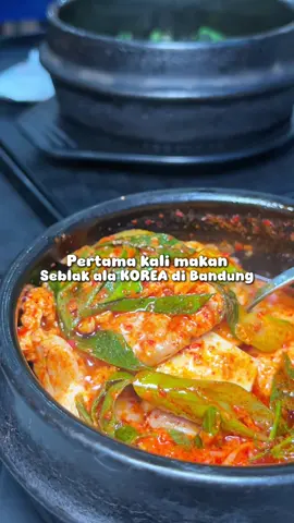 Pertama kali cobain seblak ala KOREA paling nikmat yang ada di Bandung🤤🤤 📍MUJIGAE CIWALK ⏰ 11.00 - 22.00 #kulinerbandung #placetogobandung #korea #makanankorea 