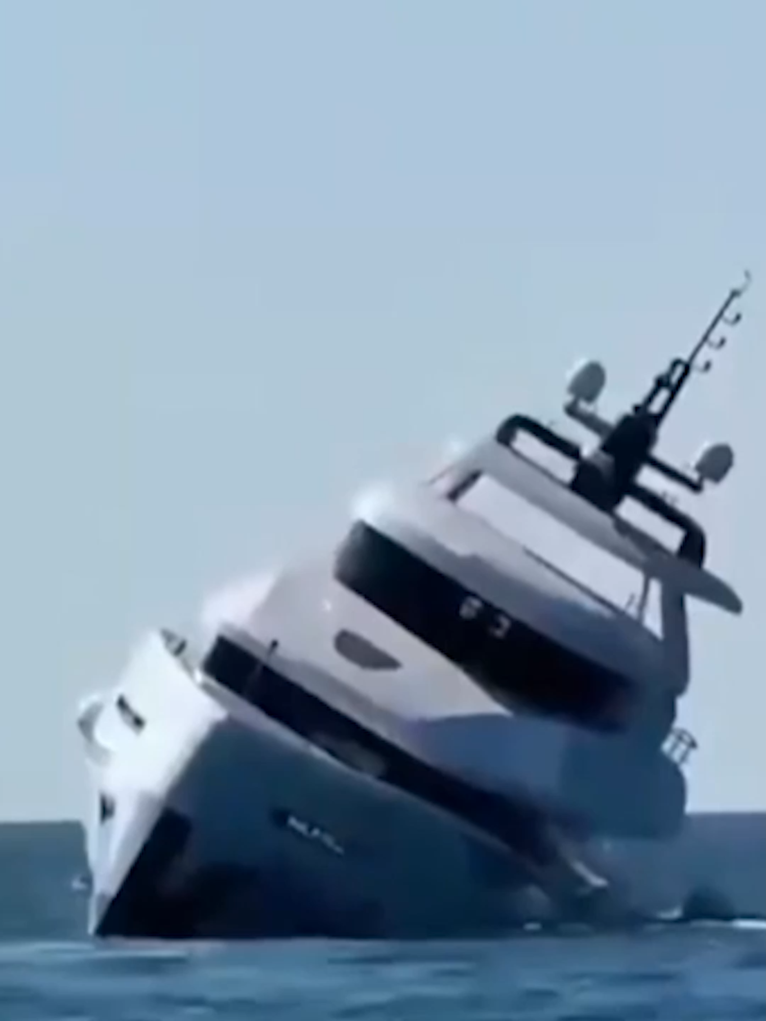 Un yate de lujo se hunde en Turquía: solo había navegado 200 metros desde la orilla #noticiastiktok #noticias #news #noticiascuatro