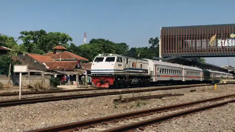 Ces ces ces si ganteng YTTA 😋 #keretaapiindonesia #kai121 #sahabatkeretaapi 