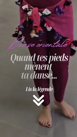 ✨ Quand tes pieds mènent ta danse! ✨ Un bon placement des pieds = plus de fluidité, plus de confort, moins de risques de blessures. Voici les points essentiels à surveiller, avec quelques exemples que je vois très souvent en cours 👇 👣 1. Positionnement des pieds Légèrement ouverts, mais pas en canard 🦆. Pas trop ouverts, pas trop fermés : cherche la juste position de confort. Un bon ancrage donne stabilité et liberté de mouvement. ⚖️ 2. Poids du corps bien positionné selon le mouvement L’appui varie : parfois centré, parfois plus vers l’avant ou l’arrière. Trouver le bon placement rend tes mouvements plus fluides. Tes appuis sur demi-pointes doivent être précis sinon tes mouvements deviennent instables et difficiles à contrôler. 🦶 3. Chevilles protégées grâce à un bon appui Par exemple : pendant un huit intérieur vertical, si la cheville se tord vers l'extérieur tu risques de te blesser... 🦵 4. Genoux souples, toujours ! Par exemple : quand les genoux se raidissent, les tremblements du bassin se bloquent. Une micro-flexion permet au bassin de bouger librement. 🔁 5. Des transferts de poids précis Chaque changement d’appui doit être clair et assumé. C’est ce qui donne puissance, stabilité et élégance au mouvement.  💡 Ce sont des petits détails, mais ils font une grande différence dans ta danse. Pense-y à ton prochain entraînement, et si tu es prof, sois Focus sur ces détails dans les corrections que tu fais à tes élèves pour les aider à progresser 🫶 . 👉 Et toi, lequel de ces points te semble le plus difficile à appliquer ? Dis-le en commentaire ! . #danseorientale #coursdanseorientale #oriental #paris #conseilsdanse 