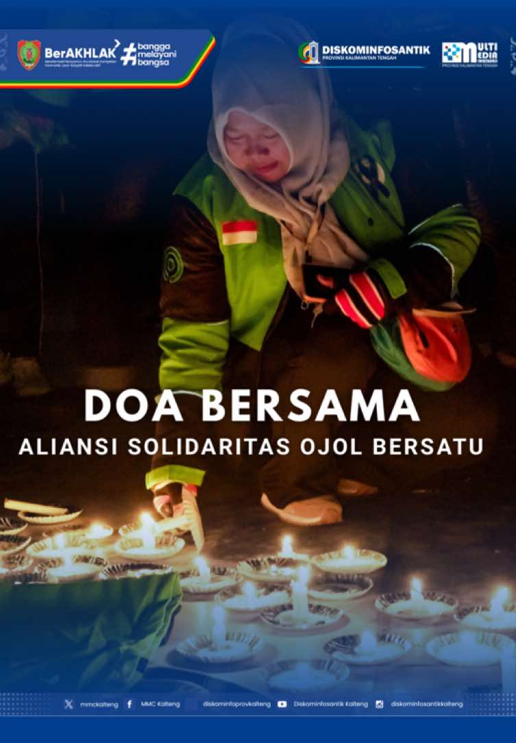 Malam Kamis (4/9) di Tugu Soekarno, Palangka Raya, menjadi saksi kebersamaan ratusan driver ojol yang berkumpul dalam keheningan doa dan cahaya lilin. Kehadiran mereka bukan hanya untuk mengenang, tetapi juga untuk saling menguatkan, mendoakan rekan yang telah berpulang, serta memberi semangat bagi yang masih berjuang melawan luka. Doa lintas agama dipanjatkan dengan khidmat, memperlihatkan bahwa perbedaan keyakinan tidak pernah memisahkan, melainkan menyatukan dalam duka, harapan, dan solidaritas. Setiap doa menjadi pengingat bahwa persaudaraan ojol adalah keluarga besar yang saling menopang di tengah suka maupun duka. Suasana malam itu semakin hangat dengan kehadiran Gubernur dan Wakil Gubernur Kalimantan Tengah. Dukungan pemerintah daerah menunjukkan bahwa perjuangan dan suara para driver ojol mendapat perhatian, serta menjadi penguat agar keadilan ditegakkan dengan setegak-tegaknya. Follow @diskominfosantikkalteng untuk dapat informasi menarik & edukasi program Pemerintah Provinsi Kalteng lainnya #diskominfosantik #kaltengsemakinberkah #kaltengberkah #ojolpalangkaraya 