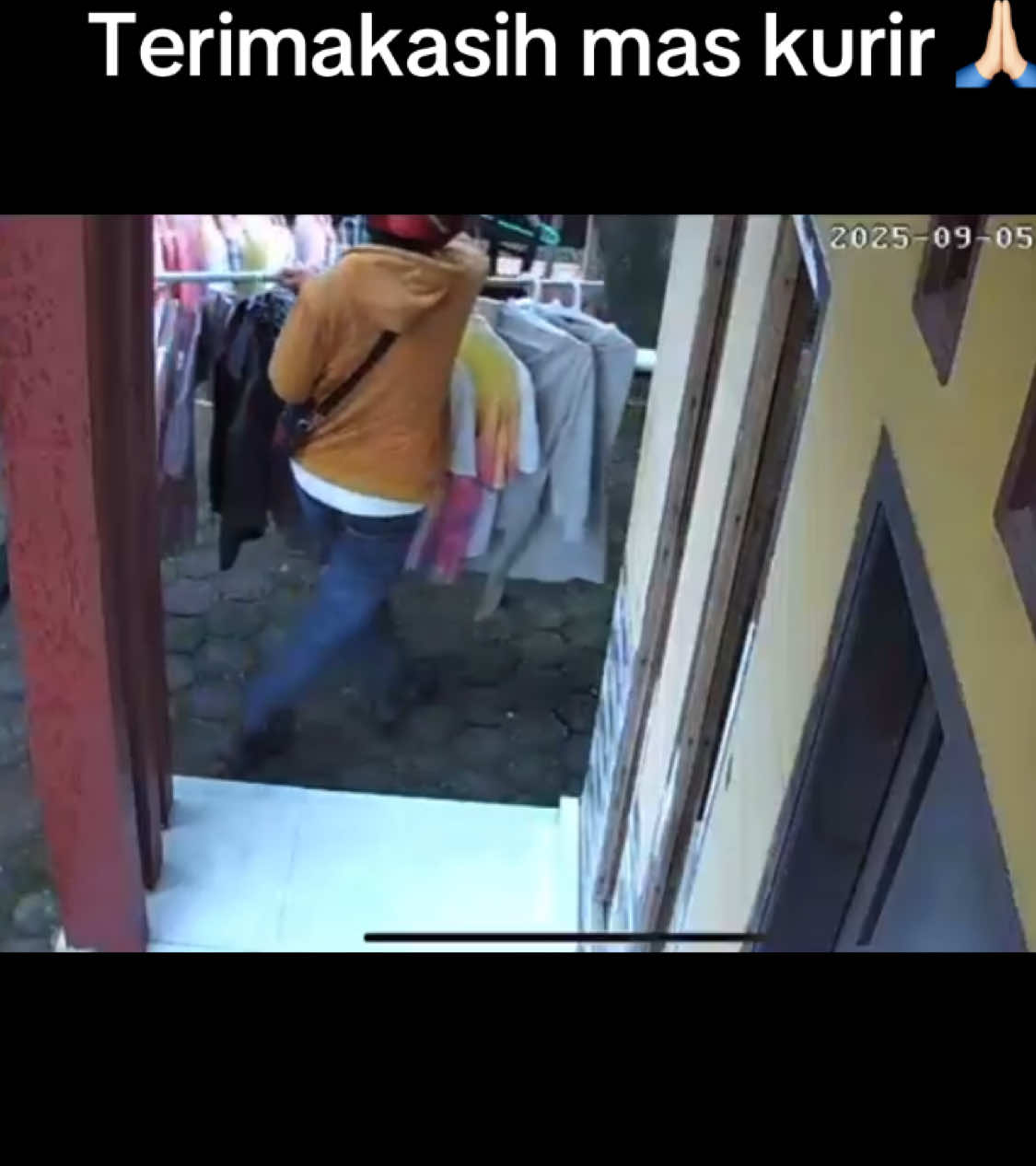 Posisinya lagi pada diluar, kirain bakal panas makanya jemuran dibiarin di halaman. Ehh ternyata hujan,  Waktu sampe di rumah kaget karna jemuran udh di pindah ke dalam garasi.  Waktu liat cctv ternyata mas kurir paket yang mindahin. Terimakasih banyak ya mas, mudah - mudahan selalu sehat serta dilimpahkan rezekinya 🙏🏻🙏🏻🙏🏻 #kurirpaket #kurirpaketbaik #orangbaik 