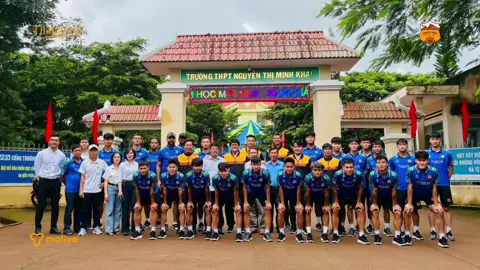 📖 Sáng nay mùng 5 tháng 9, Lễ khai giảng năm học mới 2025 - 2026 đã diễn ra trong không khí rộn ràng trên khắp cả nước🇻🇳 ☘️ Hoà trong không khí vui tươi của ngày khai trưởng, các học viên Học viện bóng đá LPBank HAGL nô nức đến Trường dự Lễ. 🎗️Nhân dịp này, CLB HAGL phối hợp với Công ty TMI và Trung tâm Bóng đá học đường Pleiku School trao tặng 100 suất học bổng cho các em học sinh nghèo hiếu học xã Ia Băng, tỉnh Gia Lai trị giá 70 triệu đồng và một tấn gạo. Đến dự lễ có ông Y Đức Thành - Bí thư xã Ia Băng và Ban giám hiệu Trường PTTH Nguyễn Thị Minh Khai. 💥 Thay mặt CLB HAGL, Thầy Vũ Tiến Thành - Giám đốc kỹ thuật, Giám đốc Học viện LPBank HAGL gởi lời chúc tốt đẹp đến Thầy Cô giáo và các em học sinh đồng thời động viên khích lệ các học sinh bên cạnh việc học giỏi cần tích cực tham gia rèn luyện thể thao đặc biệt bóng đá để có thể chất khoẻ mạnh và cơ hội trở thành những cầu thủ xuất sắc cống hiến cho CLB HAGL và đội tuyển quốc gia Việt Nam 🥷 HAGL Warriors - Chiến binh Hoàng Anh Gia Lai #FightingSpirit #Thaigroup #LPBank #motive 