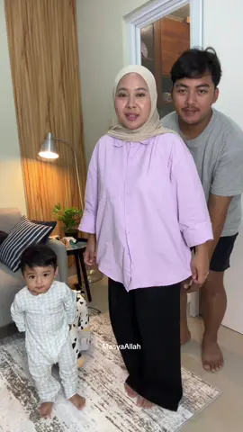 Padahal beratnya papa lebih dari 2x lipatnya mama loh😩😩😩