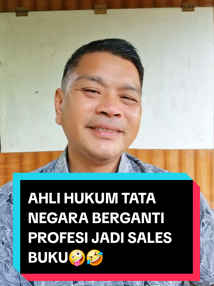 Di duga sepi JOB, Ahli hukum tatanegara ini berganti profesi menjadi sales buku.🤪 buku yang di tukis trio RRT. Pasti kalian sudah tau.🤪🤪 #refliharun #jualanbuku 