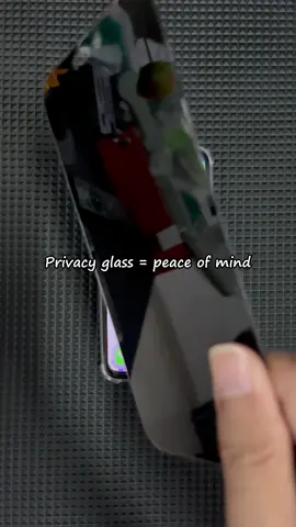 The black-out effect is actually crazy—side view = nothing#PrivacyScreen #ScreenProtector #TemperedGlass #TikTokMademebuyit #iphone17 
