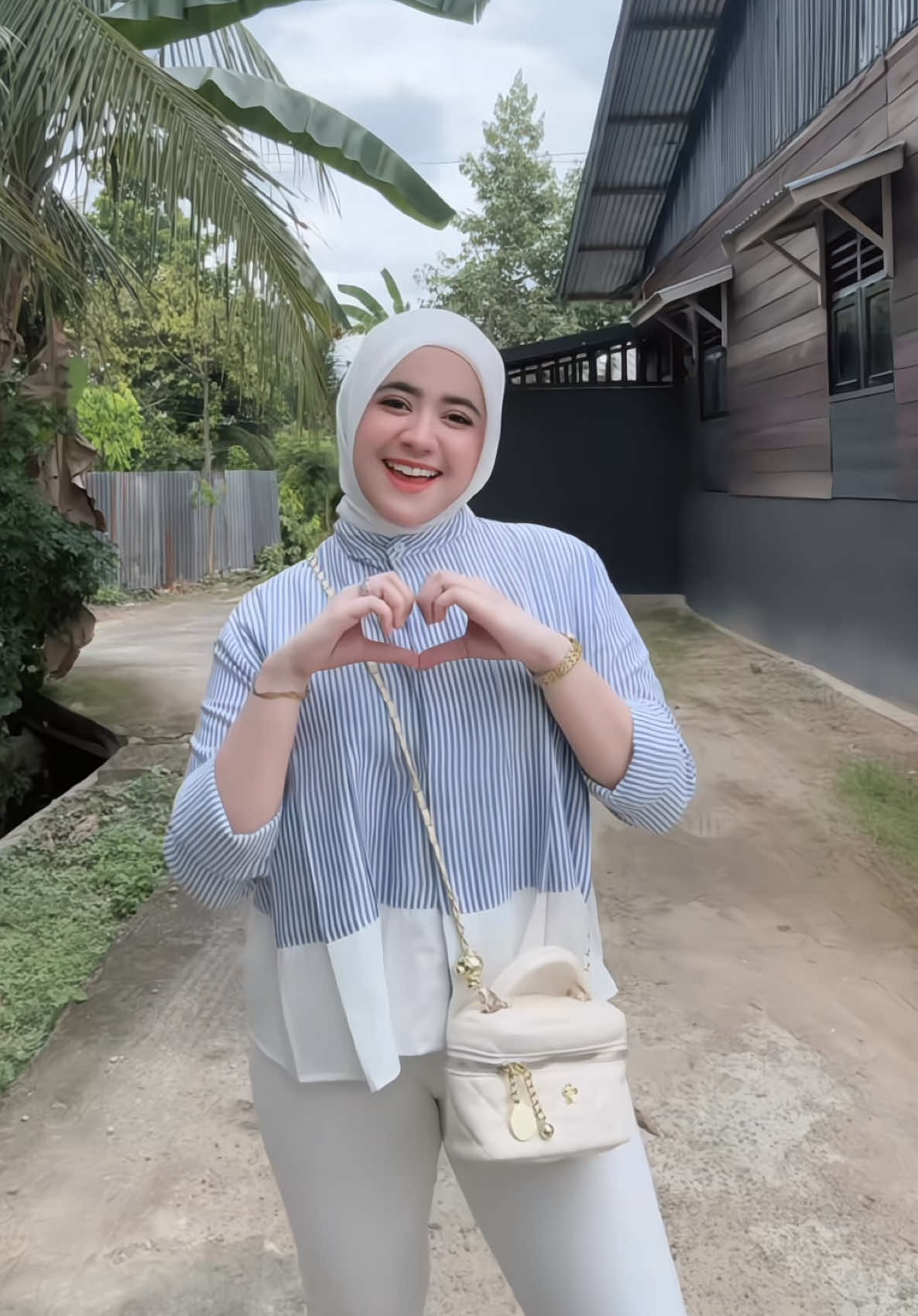 atasan lucu lagiii!!🩵 #atasanwanita #atasankemeja #kemejawanita #ootdfashion #ootdinspo 
